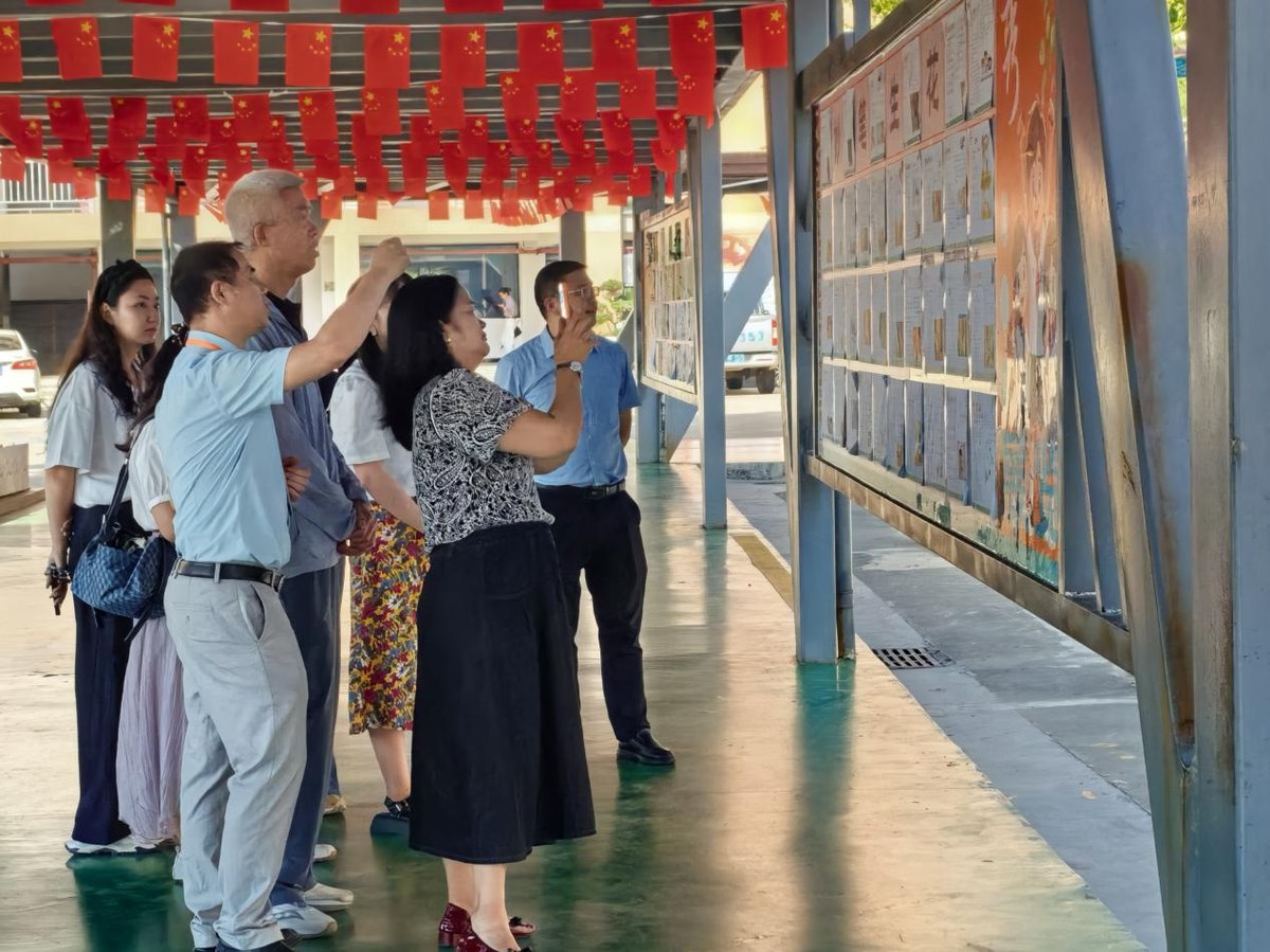 参观校园文化走廊